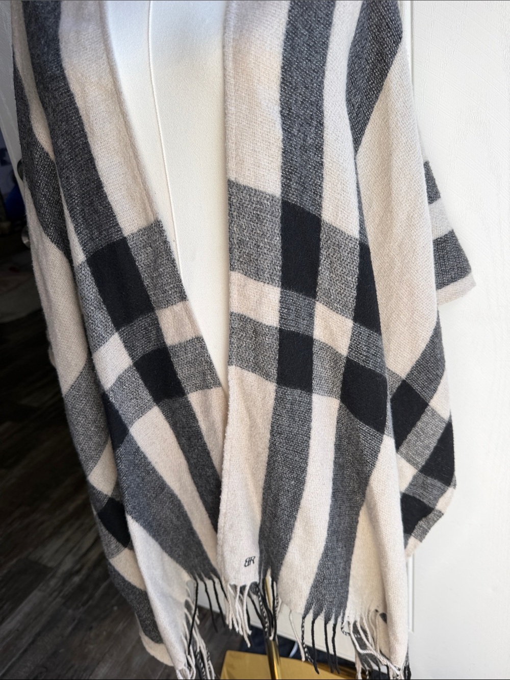 Banana Republic Classic Flowy Beige and Black Plaid Throw Winter Boho Fall Wrap - Picture 3 of 7